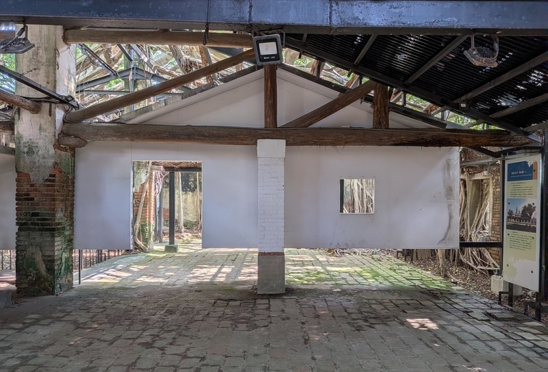 安平樹屋の歴史解説とアート的な展示との一体空間。