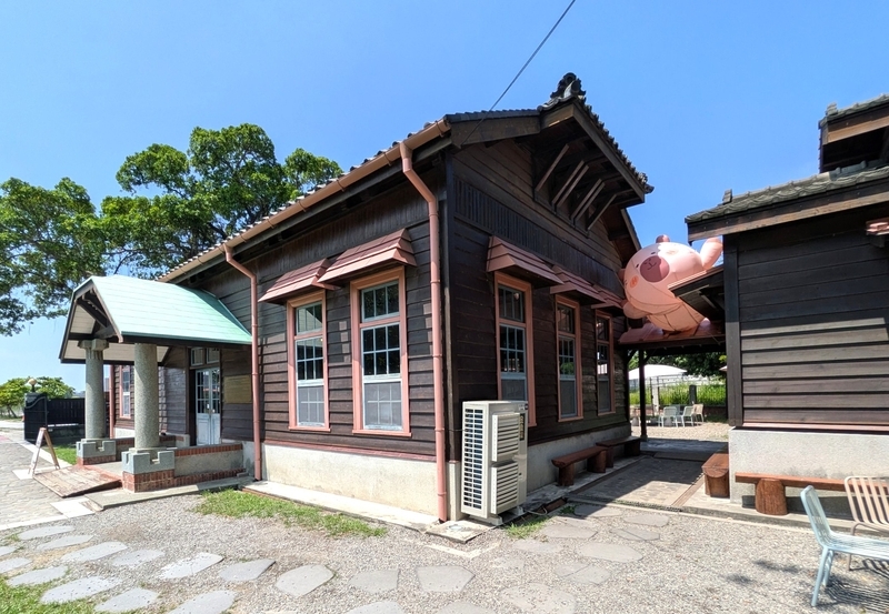 別棟とマスコット 別棟との間にマスコットが挟まってる。