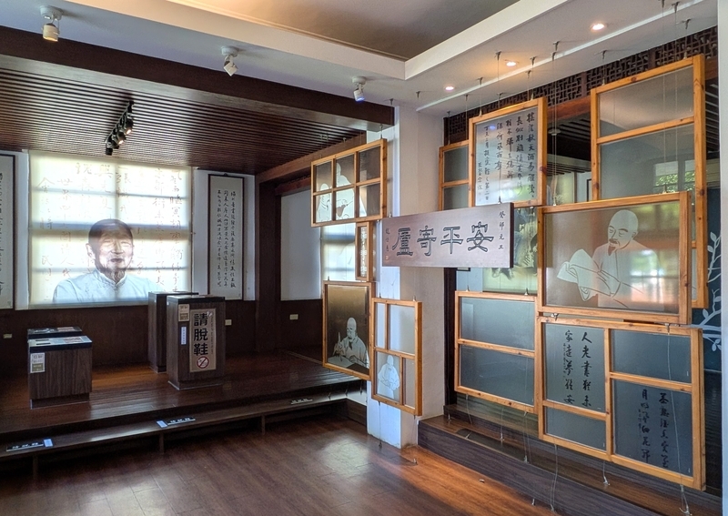 台湾を代表する書家・朱玖瑩の生い立ちなどの展示。