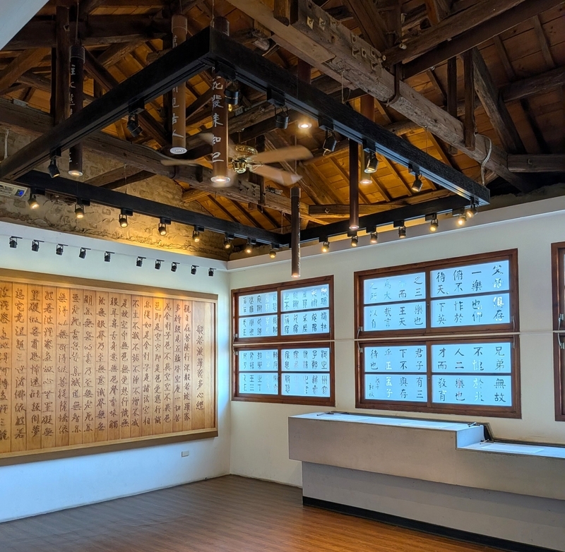 1階の平屋部分の展示空間。立派な小屋組みも復元。