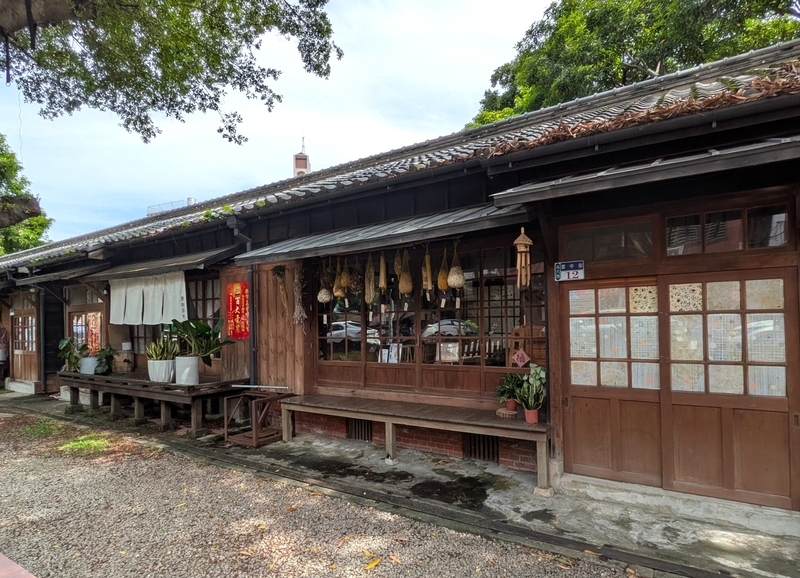 「紙農書院」「峰禾日秝」「好東西研究所」「莯紋家」の4つのショップが入る。さまざまな小物で演出がすごい。