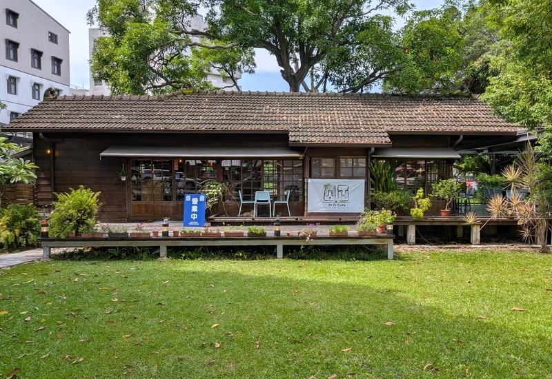 凹凸珈琲館の正面。