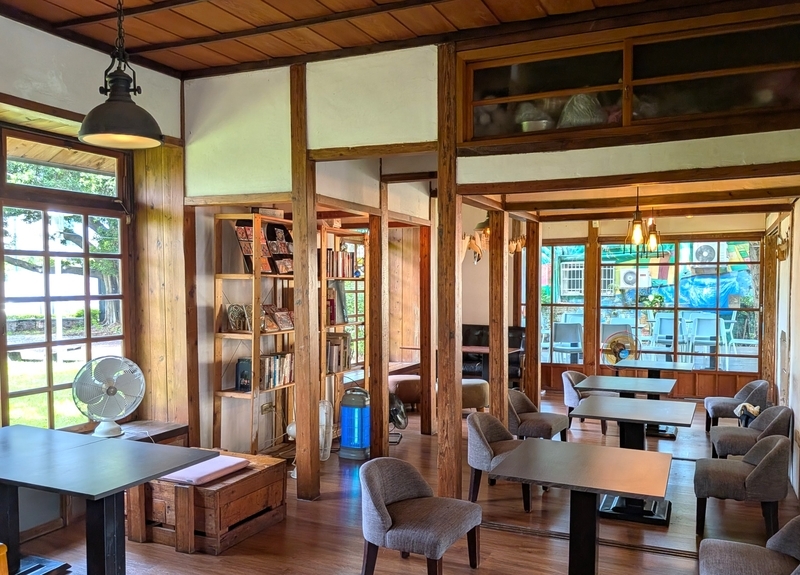 凹凸珈琲館の客席。