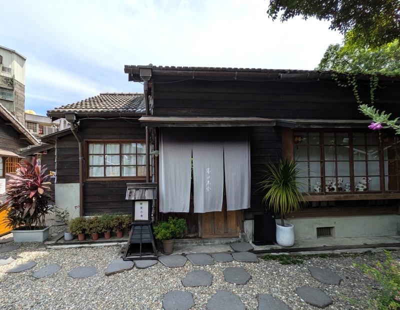 カフェ「春山里舎」のエントランス。