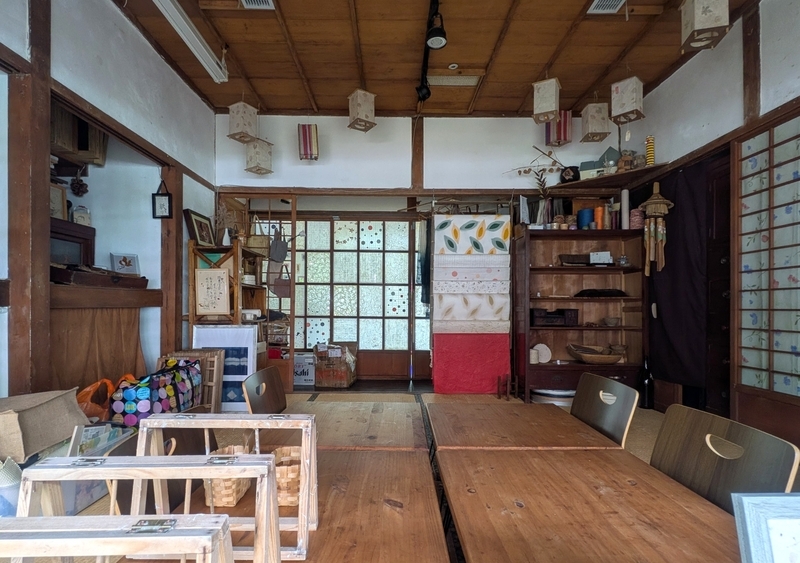 紙農書院の室内。