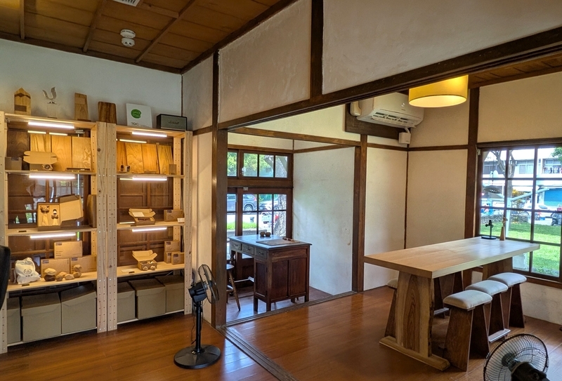 木工品が多く展示販売される室内。