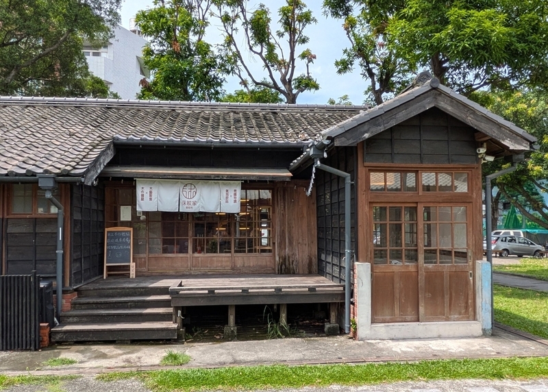 台湾産木材を使った家具や木工品を手がける「莯紋家」の正面外観。