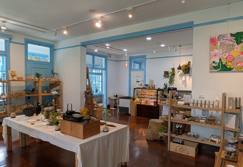 木工品のショップ 施設全体のショップ。地域のアーティストの木工品などが陳列されている。