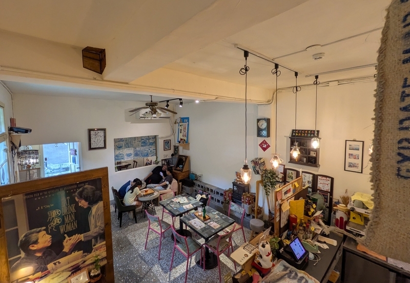 猫カフェ店内 旧眷舎の空間を生かした猫カフェの店内。