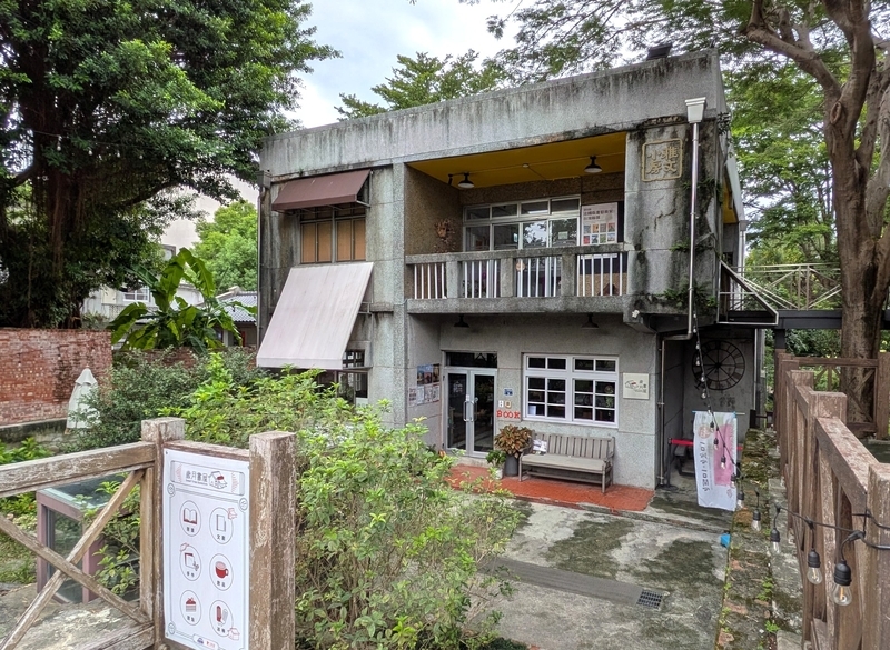 歳月書屋 旧眷舎に入る独立系書店「歳月書屋」の外観。