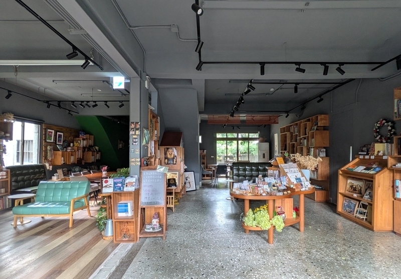 歳月書屋店内 本棚やテーブルが配置された独立系書店「歳月書屋」の店内。