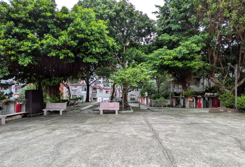 旧防空砲陣地 かつての防空砲陣地を公園として残し、その周囲を眷舎が取り囲む空間。