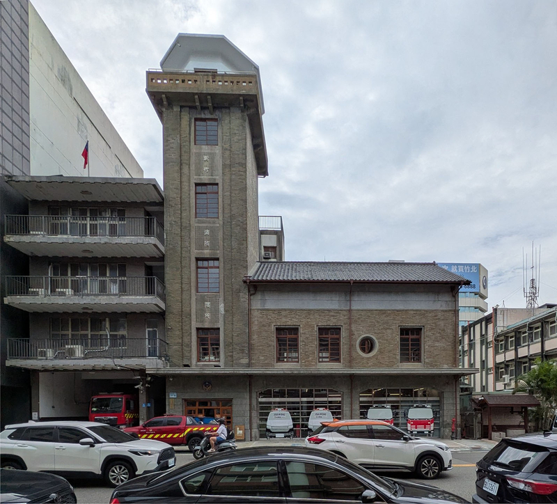 正面ファサード 新竹市消防博物館の正面ファサードと上部にそびえる望楼。