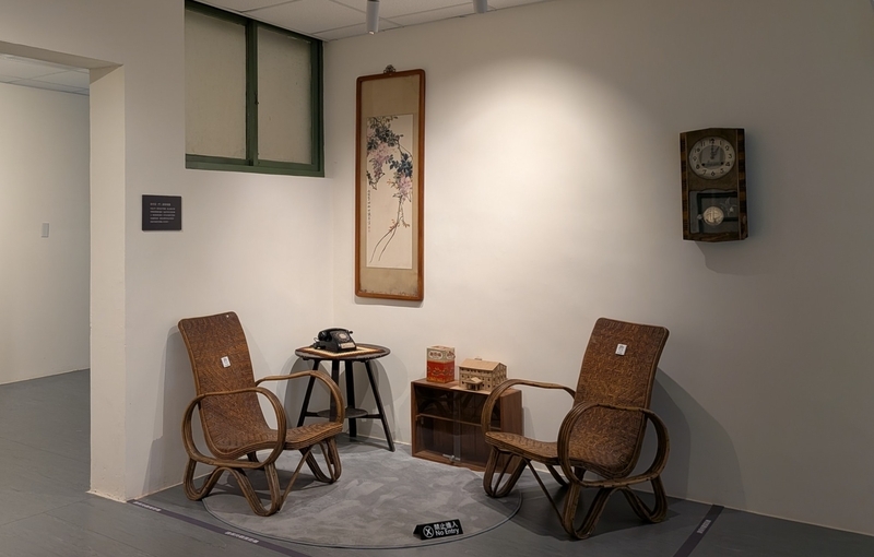 眷村住宅の室内再現 家具や生活用品を配置して当時の眷村住宅での暮らしを再現した室内展示。