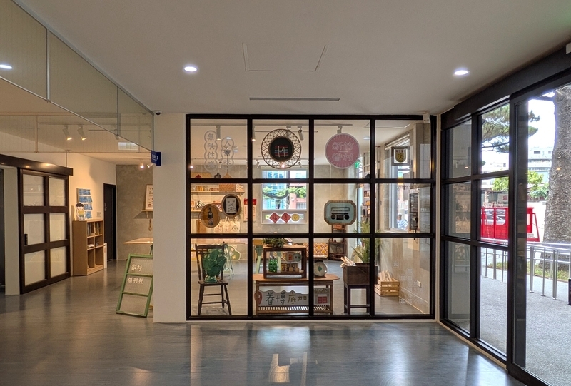 眷村福利社の展示壁 眷村内の売店「福利社」をテーマに商品や看板などを再現した展示壁。