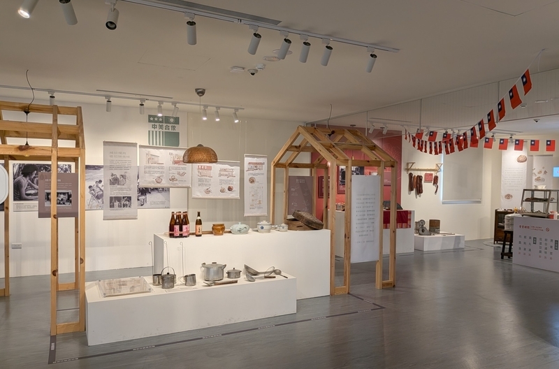 生活雑貨の展示 眷村での暮らしを伝えるさまざまな生活雑貨が並ぶ1階の展示スペース。