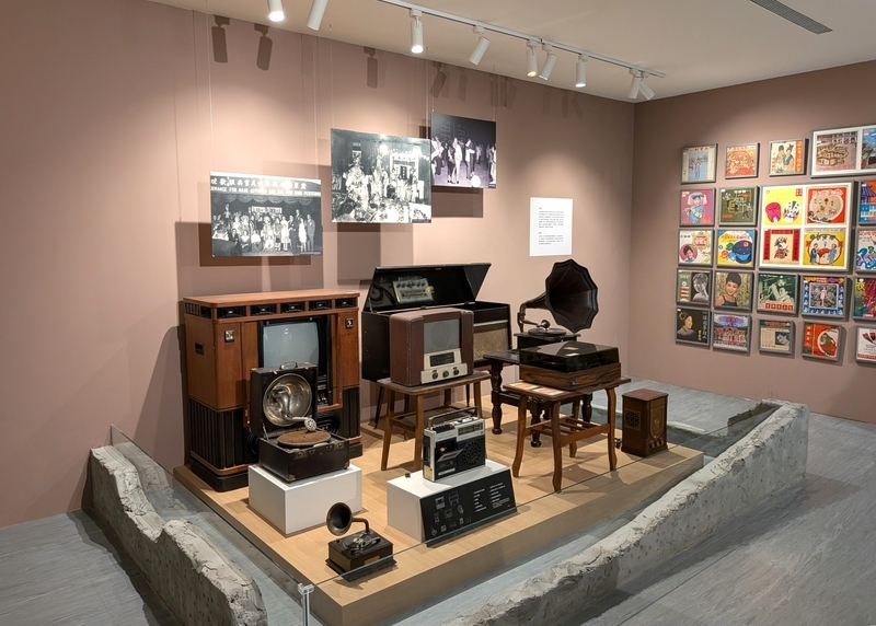 テレビとラジオの展示 かつて家庭で使われていたテレビやラジオ、オーディオ機器を集めた展示。
