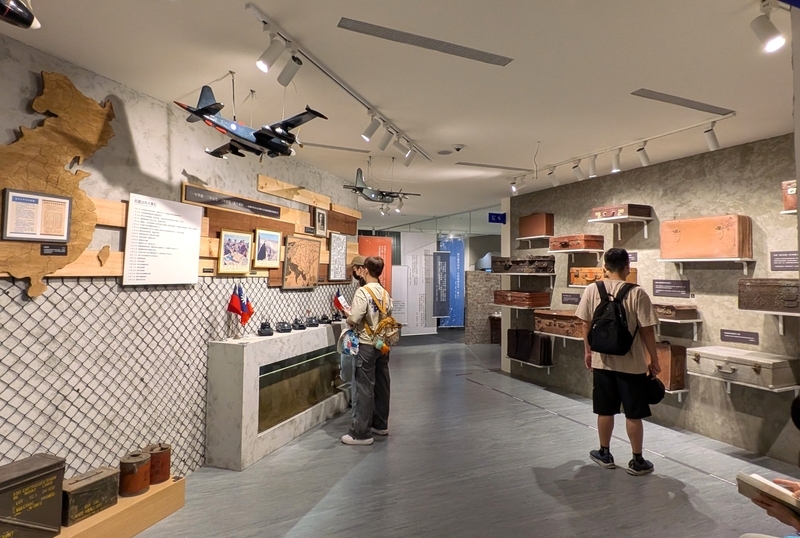 戦闘機と戦車の展示 軍と眷村との関係を伝える戦闘機や戦車の模型と解説パネル。