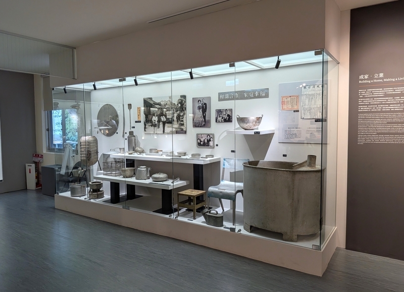 アルミ製品の展示 眷村の暮らしで使われていたアルミやアルマイト製の日用品や生活設備を紹介する展示。