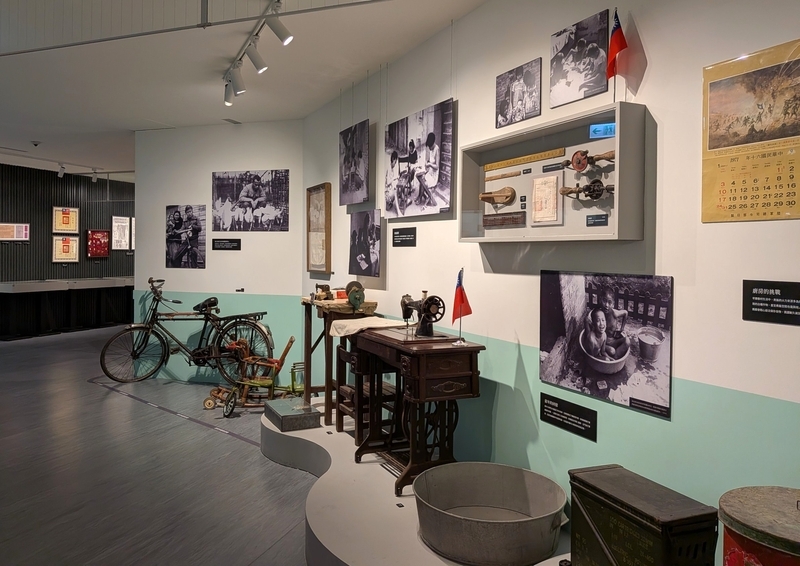暮らしの日用品 当時の生活を伝えるミシンや自転車などの日用品が並ぶ展示スペース。