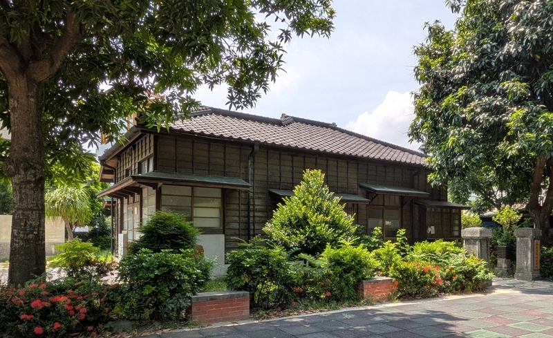 樹木に囲まれた建物 大きく育った樹木に囲まれた二林蔗農事件紀念館の建物。