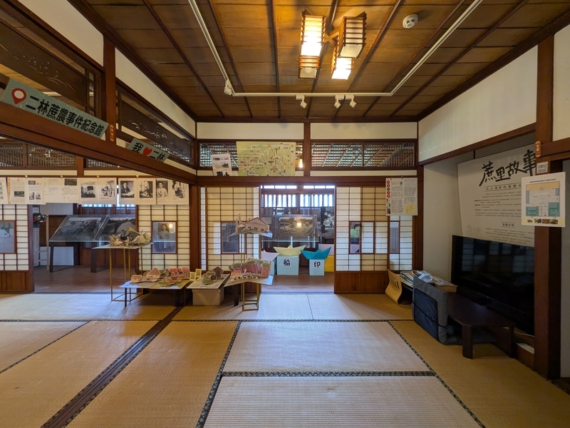 畳の展示空間 日本家屋の畳敷きの部屋を生かして設けられた館内の展示スペース。