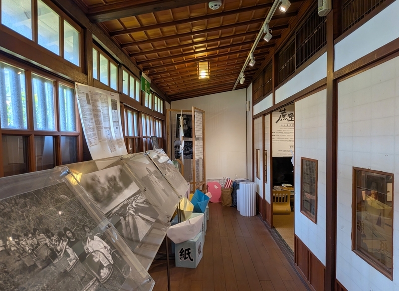 広縁の写真展示 庭に面した広縁に並べられた当時のサトウキビ農家たちの写真。