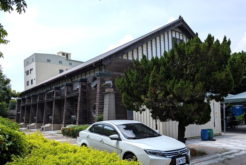 二林公学校の講堂 小学校敷地内に残る旧講堂の内部。大空間を支える屋根架構と丸窓が特徴的。