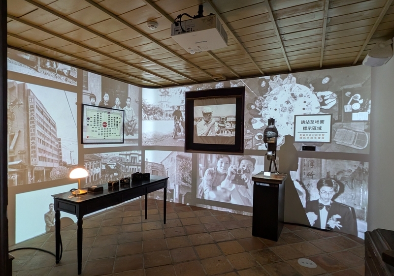 写真家・許蒼澤が撮影した鹿港の写真を映像で紹介するプロジェクション展示。