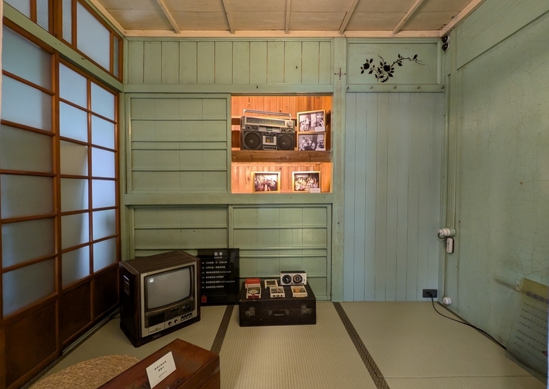 畳敷きの部屋に当時のテレビやオーディオ機器を配置した生活展示。