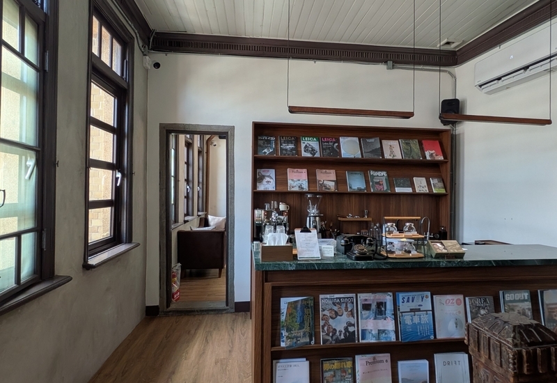 3階のカフェに設けられたカウンターと厨房スペース。
