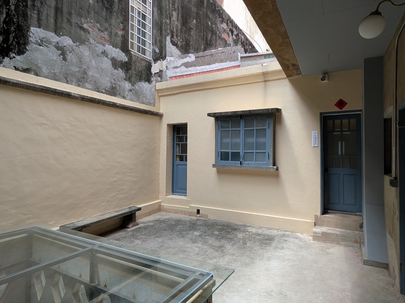 清代から残る街屋部分の屋根や周囲の建物を見渡せる屋上空間。