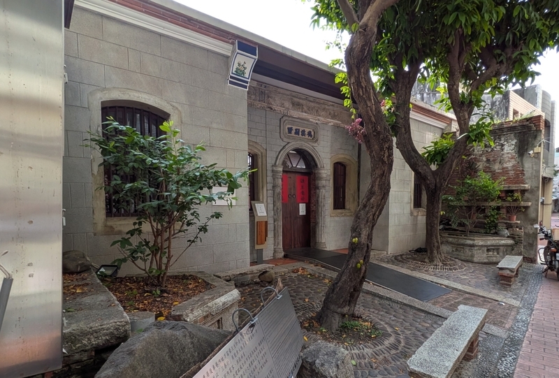 前庭と建物外観 道路から後退して建つ建物と、樹木が植えられた前庭のようなアプローチ空間。
