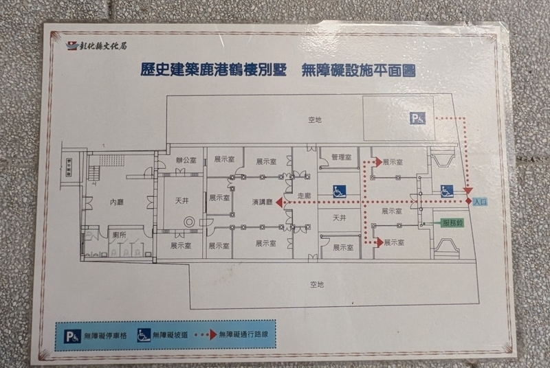 建物平面図 3つの棟と2つの中庭からなる建物全体の配置と奥行き方向の構成を示した平面図。