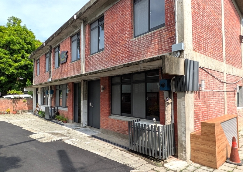 別方向から見た撫銭Houseの建物外観。