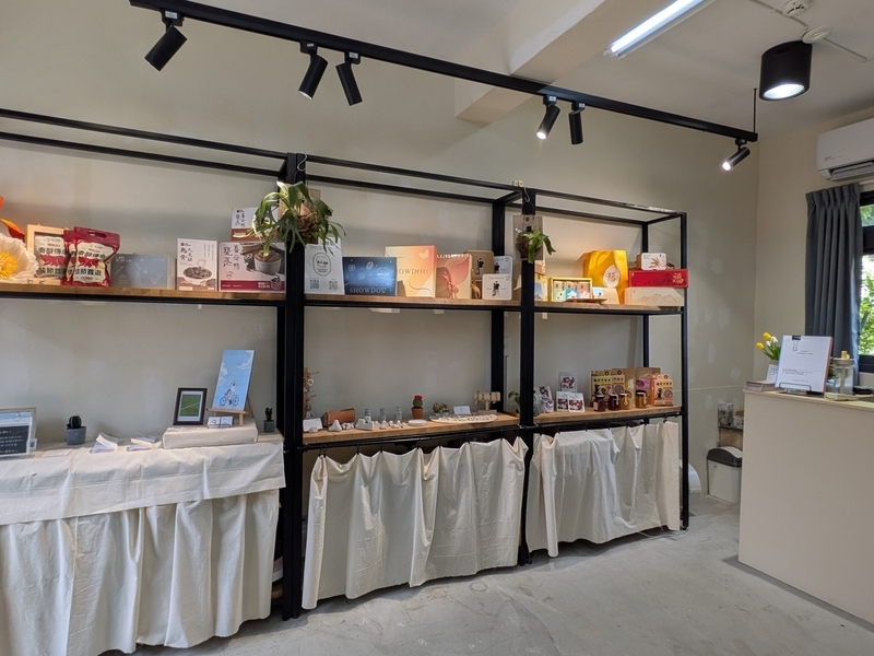 特産品などを展示、販売している館内のコーナー。