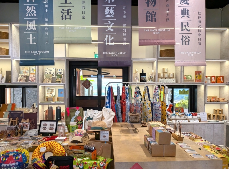 特産品と工芸作品 大渓の特産品や工芸作家の作品などを展示販売するスペース。