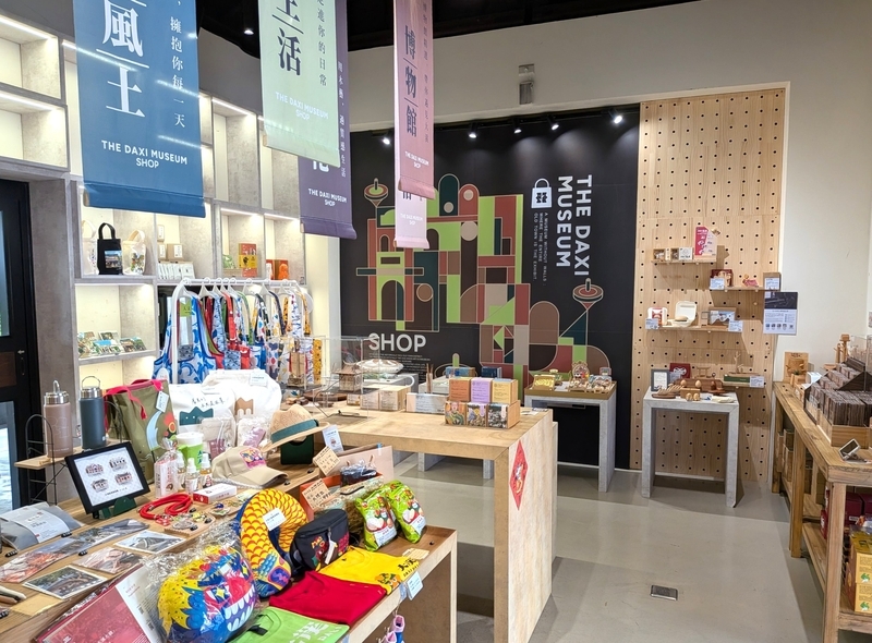 ミュージアムショップ ワンフロア全体を使ったミュージアムショップの店内。