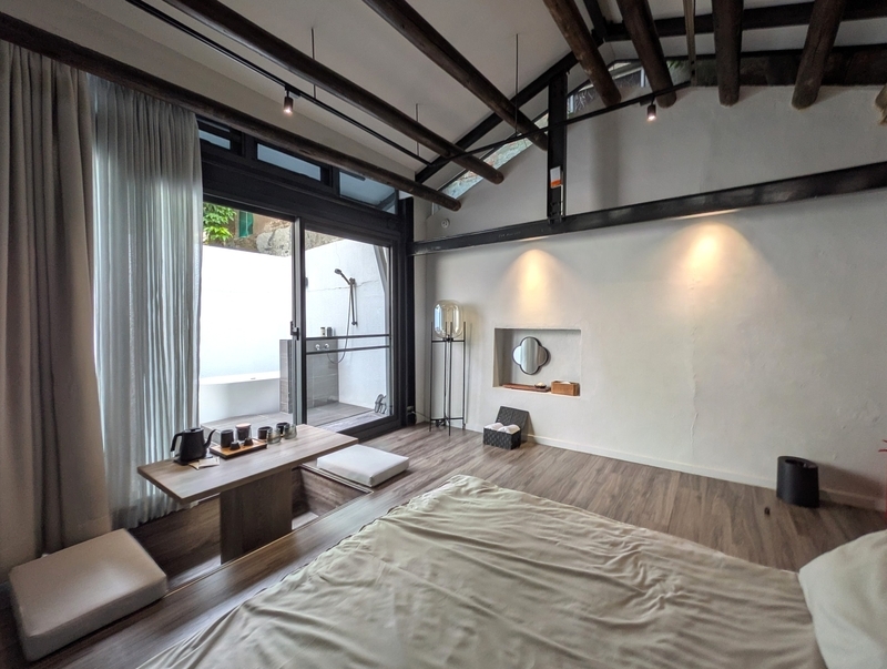 庭に面した客室 奥の庭に面した客室と、屋根形を補強する鉄骨。