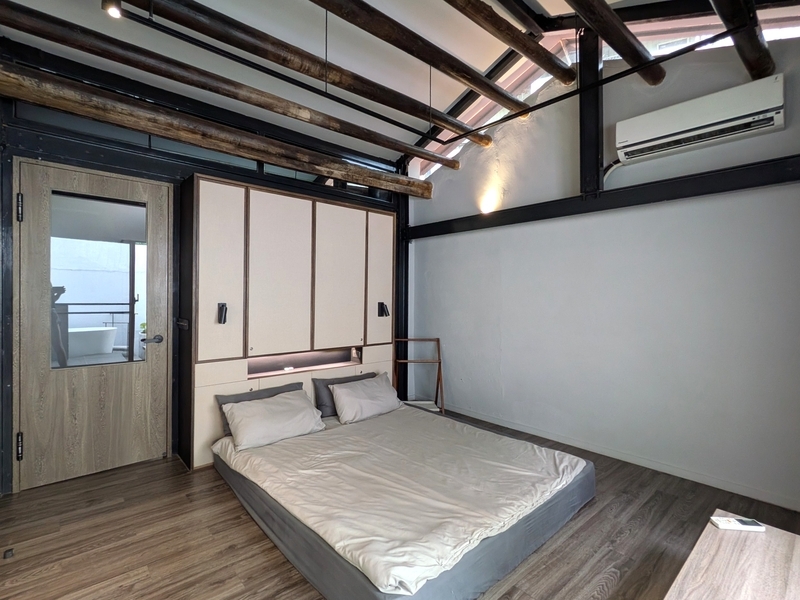 三角屋根から入る光 三角屋根と壁の間に設けられた隙間から光が入る室内。