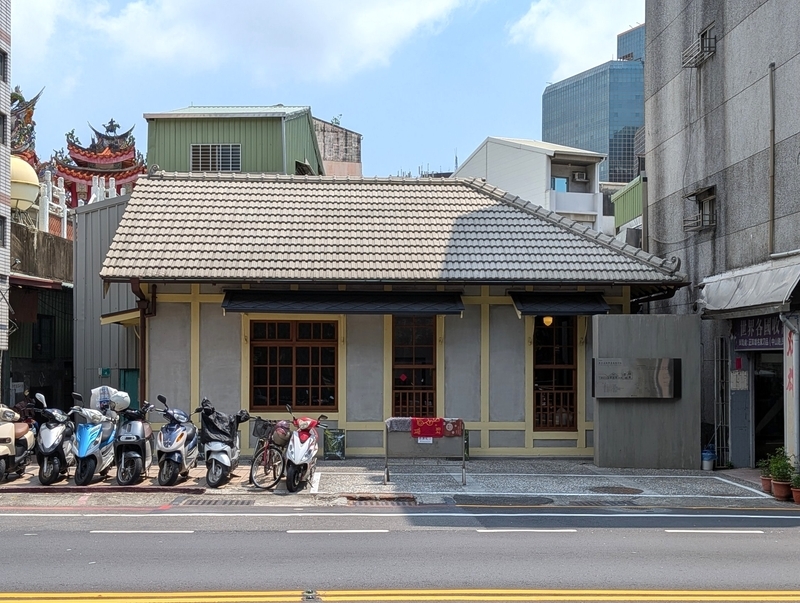 東側棟の外観 道路側に面して建つ東側棟の外観。