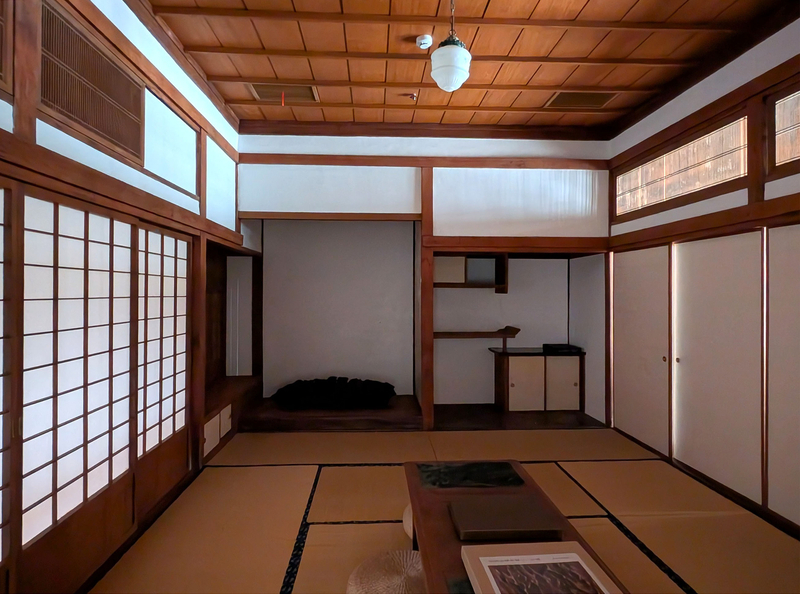 2階の和室 西側棟2階にある畳敷きの和室。