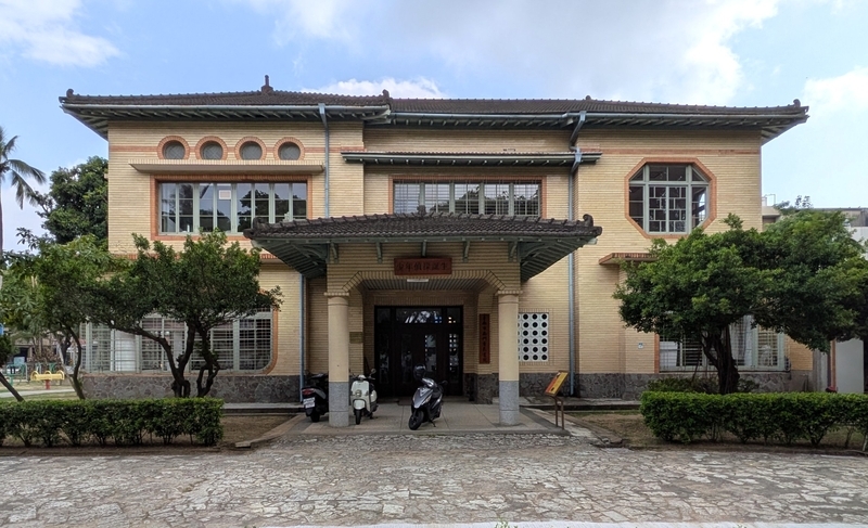 正面ファサード 左右非対称の西洋風デザインと特徴的な色彩の正面ファサード。