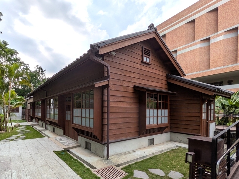 日式宿舎の外観 別角度から見た、当時の日式住宅の特徴が分かる建物外観。