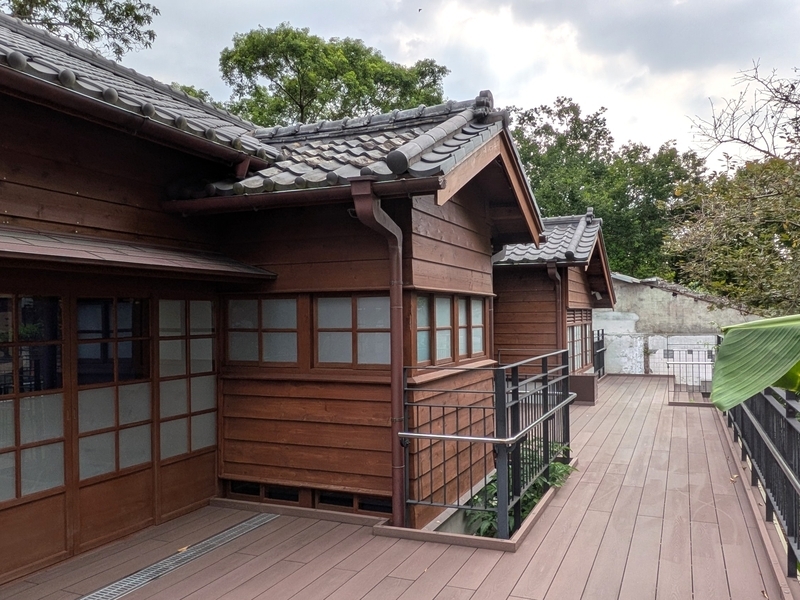 建物裏側のデッキ デッキが設けられた建物裏側の外観。