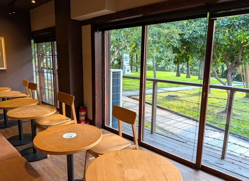 公園側を眺めることができる店内の客席。