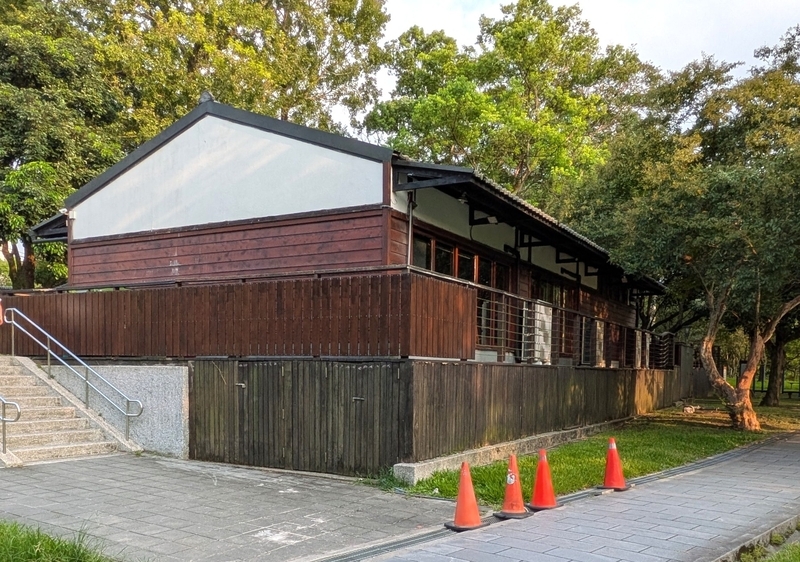 公園側から見た建物外観。客席部分との高低差がある。