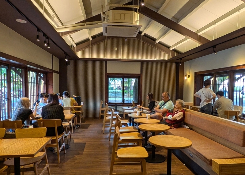 スターバックス店内に設けられた客席の様子。