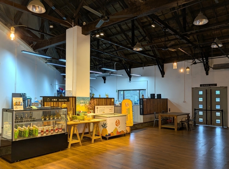 売店と飲食コーナー ドリンクやアイスを購入できる売店と飲食コーナー。