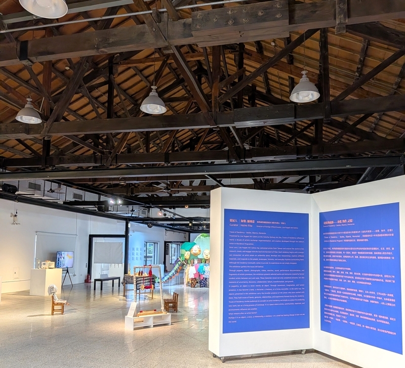 大展示室 企画展などが開催され、屋根組も見える大展示室。
